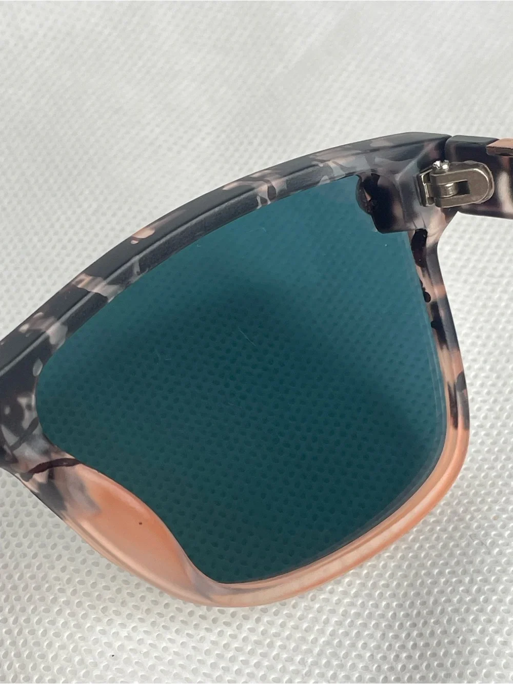 BLENDERS Millenia X2 Sunglasses Lion Heart Clear Champagne Power Button Edition